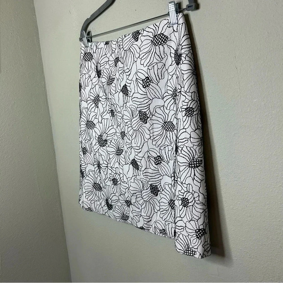 Worth New York White Faux Leather Skirt with  Black Floral Embroidery Size 8 - Picture 5 of 8